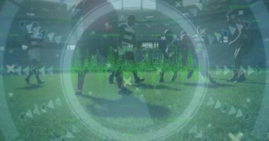 Futbolcular üzerinde veri işleme animasyonu. Küresel spor, bağlantılar, veri işleme ve dijital arayüz kavramı dijital olarak oluşturulmuş video.