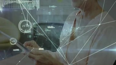 Evinde dijital tablet kullanan Kafkasyalı yaşlı kadın üzerinden bağlantı ve veri işleme ağı. Küresel ağ ve iş teknolojisi kavramı