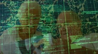 Mutlu yaşlı çiftin dijital veri işleme animasyonu. Üst düzey sağlık hizmeti konsepti dijital olarak oluşturulmuş video.