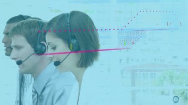 Finansal grafiklerin ve çeşitli kadın ve erkek çağrı merkezi çalışanları üzerindeki verilerin animasyonu. İş, çağrı merkezi, finans ve ekonomi konsepti dijital olarak oluşturulmuş video.