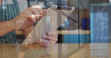 Çeşitli iş adamları üzerinde tabletli beyaz bir adamın elleri animasyonu. İş, ofis ve teknoloji konseptinde dijital olarak üretilen video.