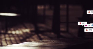 Sosyal medya simgelerinin ve numaraların hızlı hareket eden insanlar üzerindeki animasyonu. küresel sosyal medya, ağ oluşturma, bağlantılar ve dijital arayüz kavramı dijital olarak oluşturulmuş video.