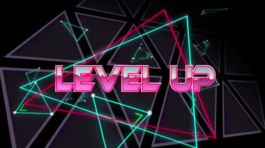 Koyu arkaplandaki geometrik şekiller üzerinden metin düzeyinin canlandırılması. Video oyunu, eğlence ve dijital arayüz kavramı dijital olarak oluşturuldu.