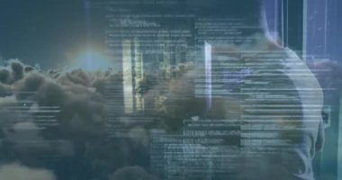 Afro-Amerikan erkek sunucu oda çalışanı üzerinde veri işleme animasyonu. Bulut hesaplama kavramı dijital olarak oluşturulmuş video konsepti.