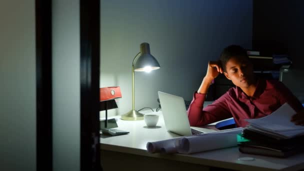 Animation Jour Terre Sur Femme Américaine Fatiguée Travaillant Tard Bureau — Video