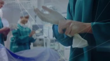 Eldiven takan beyaz kadın cerrahın elleri üzerinden bağlantıların animasyonu. sağlık, tıp mesleği, bağlantılar ve teknoloji konsepti dijital olarak oluşturulmuş video.
