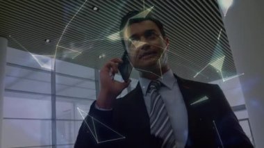 Akıllı telefon kullanan iki ırklı iş adamının küreyi ve bağlantıları. küresel iş, dijital arayüz ve veri işleme kavramı dijital olarak oluşturulmuş video.