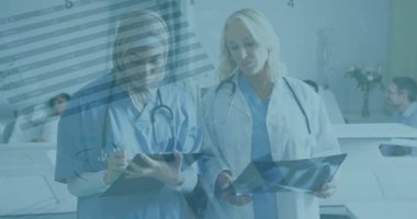 Finansal grafiklerin ve çeşitli kadın doktorların röntgen fotoğraflarıyla ilgili verilerin animasyonu. sağlık, tıp mesleği, ekonomi, finans ve teknoloji konsepti dijital olarak oluşturulmuş video.