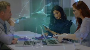 Ofisteki çeşitli iş arkadaşlarıyla olan bağlantıların animasyonu. Ağ, bağlantılar, iş ve teknoloji konsepti dijital olarak oluşturulmuş video.