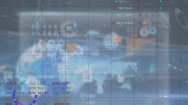 Bağlantılar, dünya haritası ve finansal veri işleme animasyonları. Ağ, bağlantılar, finans ve veri işleme kavramı dijital olarak oluşturulmuş video.