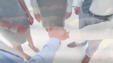 Çeşitli iş adamlarının bulutların üzerinde el çırpışları. küresel iş ve iletişim konsepti dijital olarak oluşturulmuş video.