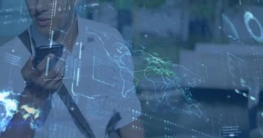 Akıllı telefon kullanan bir kadının veri işleme animasyonu. Küresel finans ve teknoloji kavramı.