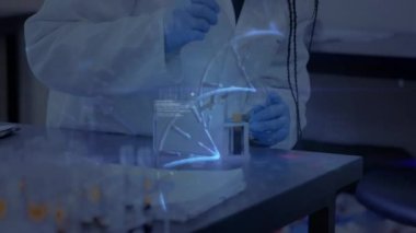 Afrika kökenli Amerikalı kadın laboratuvar çalışanı üzerinde DNA ve veri işleme animasyonu. Tıp, bilim ve teknoloji konsepti dijital olarak üretilen video.