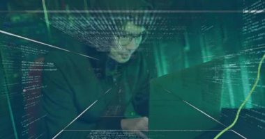 Düşen ikonların animasyonu ve melez erkek hacker üzerindeki bağlantı ağı. Bulut hesaplama kavramı dijital olarak oluşturulmuş video konsepti.