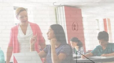 Çeşitli öğrenci grupları üzerinde matematiksel formüllerin animasyonu. Dijital olarak oluşturulan eğitim ve matematik konsepti.