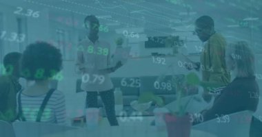 Ofisteki çeşitli iş arkadaşlarıyla ilgili finansal verilerin animasyonu. İş, finans ve ekonomi kavramı dijital olarak oluşturulmuş video.