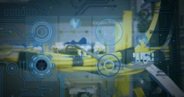 Bilgisayar kabloları üzerinden veri işleme animasyonu. Beyaz kadın bilgisayar kablolarını kontrol ederken veri işleme animasyonu.