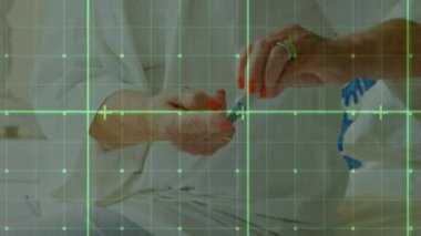 Şeker testi yapan yaşlı kadınların dijital veri işleme animasyonları. Üst düzey sağlık hizmeti konsepti dijital olarak oluşturulmuş video.