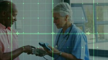 Kadın doktor ve kıdemli hastanın veri işleme animasyonları. Üst düzey sağlık hizmeti konsepti dijital olarak oluşturulmuş video.