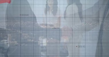 Çeşitli iş adamlarının konuşmaları üzerine veri işleme animasyonu. küresel iş ve dijital arayüz kavramı dijital olarak oluşturulmuş video.