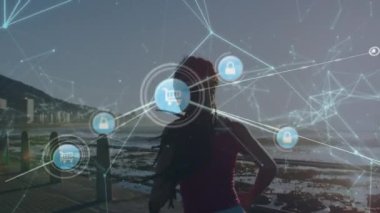 Avlu güvertesinde koşan beyaz kadın üzerindeki bağlantı ağının animasyonu. Spor, fitness, aktif yaşam tarzı ve bağlantı konsepti dijital olarak oluşturulmuş video.