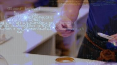 Banka kartı ve terminal kullanan beyaz adamın ellerinde veri işleme animasyonu. İş, finans, ödemeler ve teknoloji konsepti dijital olarak oluşturulmuş video.