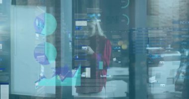 Finansal grafiklerin ve Beyaz kadın hakkındaki verilerin animasyonu. İş, finans ve ekonomi kavramı dijital olarak oluşturulmuş video.