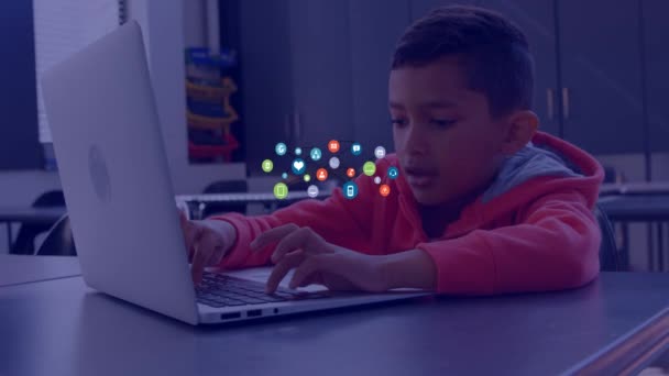 Мережа Цифрових Іконок Проти Хлопчика Який Використовує Ноутбук Класі Школі — стокове відео