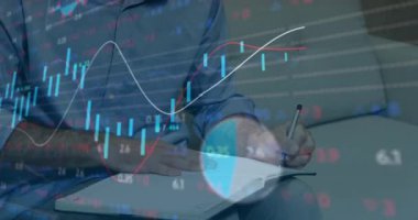 Kafkasyalı erkek doktorun not aldığı orta bölümdeki finansal verilerin animasyonu. sağlık, tıp mesleği, finans ve ekonomi kavramı dijital olarak oluşturulmuş video.