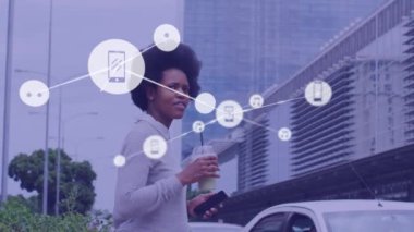 Afrika kökenli Amerikalı bir kadının caddeden karşıya geçmesiyle ilgili simgelerle olan bağlantıların animasyonu. Dijital olarak oluşturulan küresel bağlantılar, iş, finans ve teknoloji konsepti.