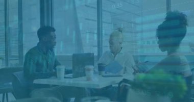 Ofisteki çeşitli iş arkadaşlarıyla ilgili finansal verilerin ve grafiklerin animasyonu. İş, finans ve ekonomi kavramı dijital olarak oluşturulmuş video.