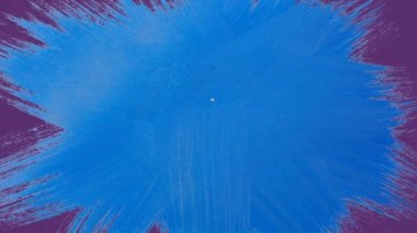 Mor arka planda mavi boya sıçramasına karşı kız güçlü metin afişinin dijital animasyonu. Kadınların güçlendirme konsepti