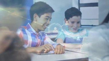 Teknolojiyi kullanan çeşitli öğrenci grupları arasındaki bağlantı ağının animasyonu. Okul, eğitim ve öğrenim konsepti dijital olarak oluşturulmuş video.
