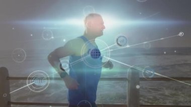 Gezinti güvertesinde koşan Kafkasyalı kıdemli bir adamın bağlantı ağının animasyonu. Spor, fitness, aktif yaşam tarzı ve bağlantı konsepti dijital olarak oluşturulmuş video.