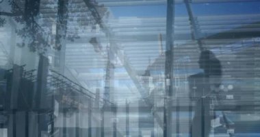 Yürüyen insanlar üzerinde finansal verilerin ve grafiklerin animasyonu. Maliye, ekonomi ve iş konsepti dijital olarak oluşturulmuş video.