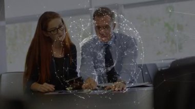 Kafkasyalı kadın ve erkek arasındaki ilişkinin animasyonu. Ağ, bağlantılar, iş ve teknoloji konsepti dijital olarak oluşturulmuş video.