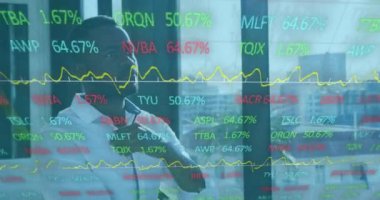 Mali grafiklerin ve verilerin Afrika kökenli Amerikalı bir adam tarafından incelenmesi. İş, finans ve ekonomi kavramı dijital olarak oluşturulmuş video.