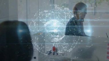 Ofisteki Kafkasyalı iş kadını üzerinden Dünya ile olan bağlantıların animasyonu. Ağ, bağlantılar, iş ve teknoloji konsepti dijital olarak oluşturulmuş video.