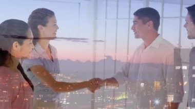 Çeşitli iş adamlarının şehir manzarası üzerinde el sıkışması. küresel iş ve iletişim konsepti dijital olarak oluşturulmuş video.