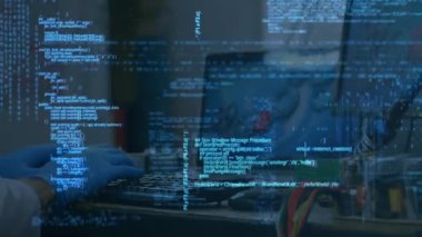 Kafkas erkek mühendisin elinde dizüstü bilgisayarla veri işleme animasyonu. Robotik, tasarım süreci, bilgisayarlar, veri işleme ve teknoloji konsepti dijital olarak oluşturulmuş video.