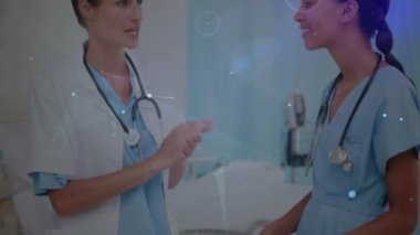 Mutlu kadın doktorlarla olan ilişkilerin animasyonu. Sağlık, tıp ve bağlantılar konsepti dijital olarak oluşturulmuş video.