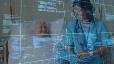 Kadın doktor ve kıdemli hastanın veri işleme animasyonları. Üst düzey sağlık hizmeti konsepti dijital olarak oluşturulmuş video.