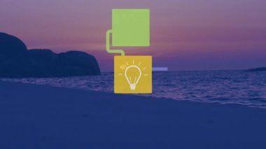 Gün batımında deniz manzarası üzerinde teknoloji simgelerinin canlandırılması. küresel ağ, veri işleme ve teknoloji konsepti dijital olarak oluşturulmuş video.