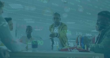 Ofisteki çeşitli iş arkadaşlarıyla ilgili finansal verilerin animasyonu. İş, finans ve ekonomi kavramı dijital olarak oluşturulmuş video.