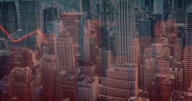 Şehir manzarası üzerindeki kırmızı çizgilerle finansal veri işleme animasyonu. Küresel iş, finans ve veri işleme kavramı dijital olarak oluşturulmuş video.