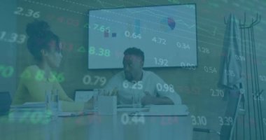 Ofisteki çeşitli iş arkadaşlarıyla ilgili finansal verilerin animasyonu. İş, finans ve ekonomi kavramı dijital olarak oluşturulmuş video.