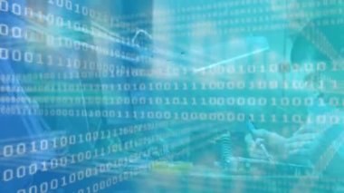 Teknolojiyle çalışan beyaz erkek mühendis üzerine ikili kod animasyonu. Robotik, tasarım süreci, bilgisayarlar, veri işleme ve teknoloji konsepti dijital olarak oluşturulmuş video.