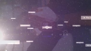 Sosyal medya simgelerinin animasyonu ve akıllı telefon kullanan beyaz adam üzerindeki bağlantıları. küresel sosyal medya, iş dünyası, dijital arayüz ve dijital olarak oluşturulan veri işleme kavramı.