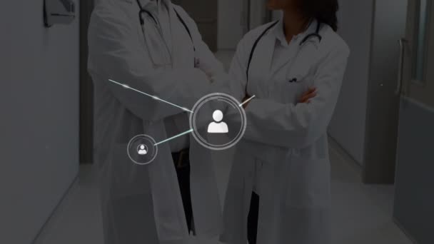 病院の廊下に立つ多様な男性と女性の医師に対するプロフィールアイコンのネットワーク 医療と技術の概念 — ストック動画