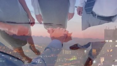 Çeşitli iş adamlarının şehir manzarası üzerinde el çırpışları. küresel iş ve iletişim konsepti dijital olarak oluşturulmuş video.
